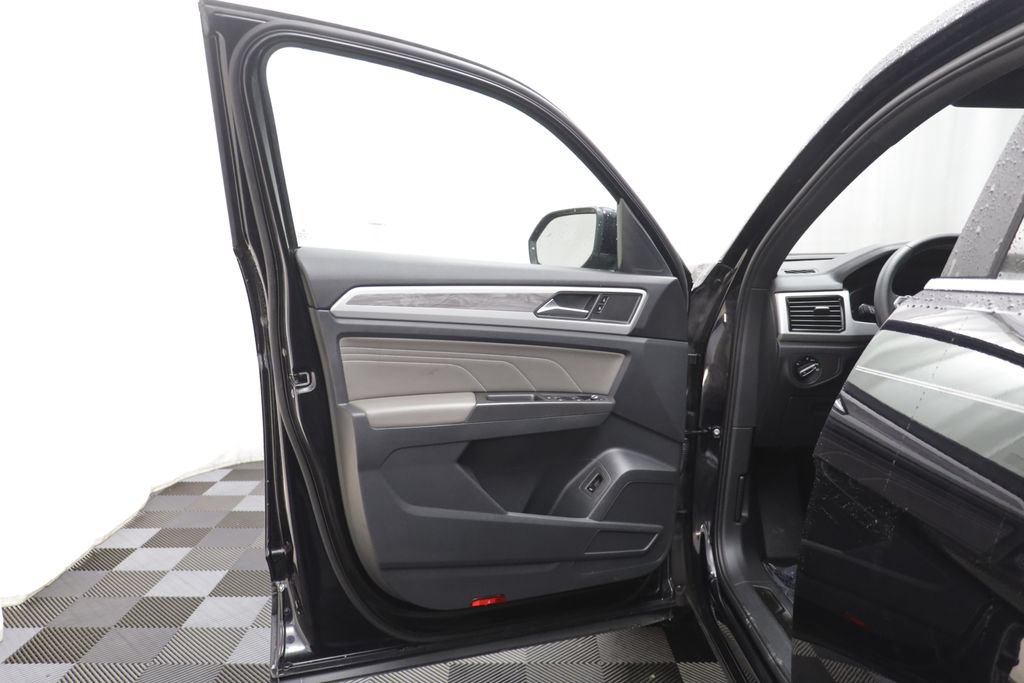 Used 2023 Volkswagen Atlas Cross Sport SE w/ Black Wheel Package FWD image 4