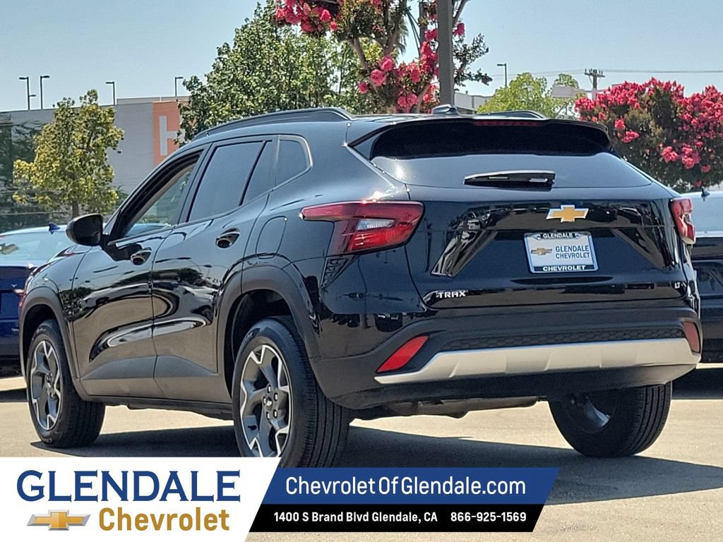 Certified 2025 Chevrolet Trax LT FWD image 13