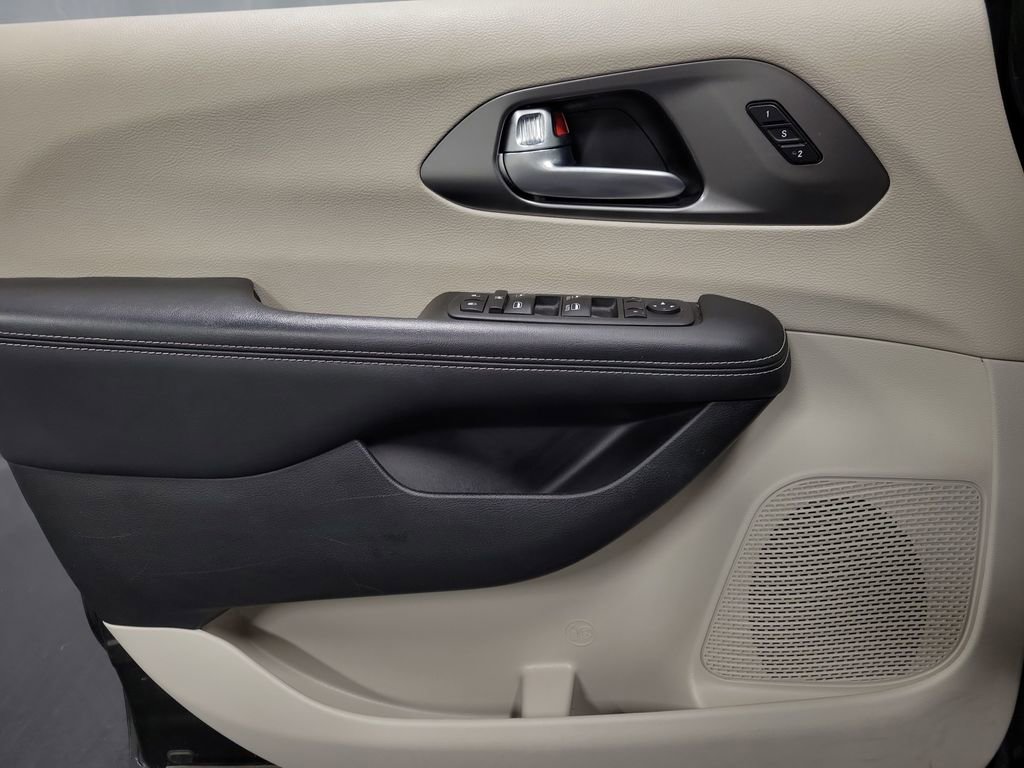 Used 2023 Chrysler Pacifica Touring-L FWD image 22
