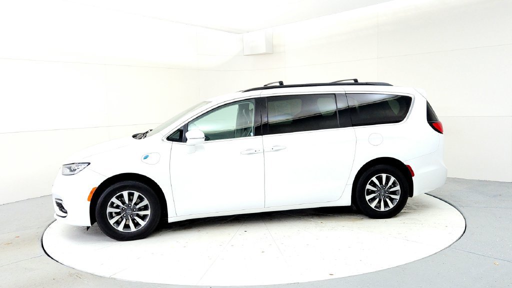Used 2022 Chrysler Pacifica Touring-L FWD image 3
