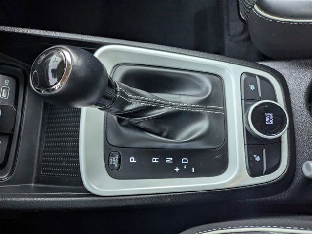 Used 2022 Hyundai Venue Limited image 11
