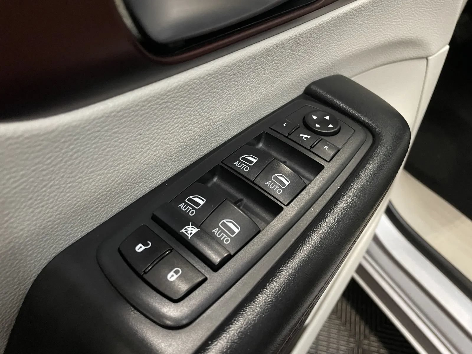 Used 2020 Chrysler Pacifica Limited FWD image 28