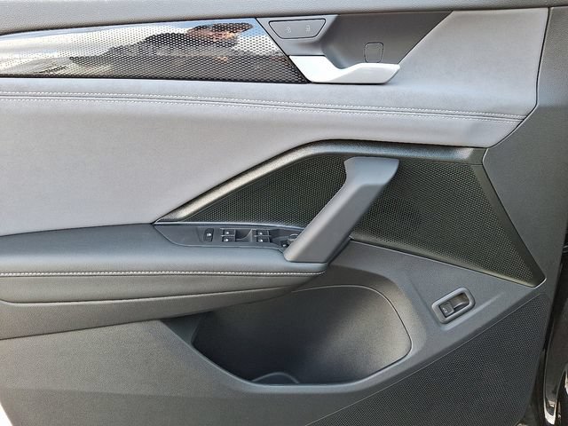 New 2026 Volkswagen Tiguan SE w/ Panoramic Sunroof Package AWD/4WD image 8