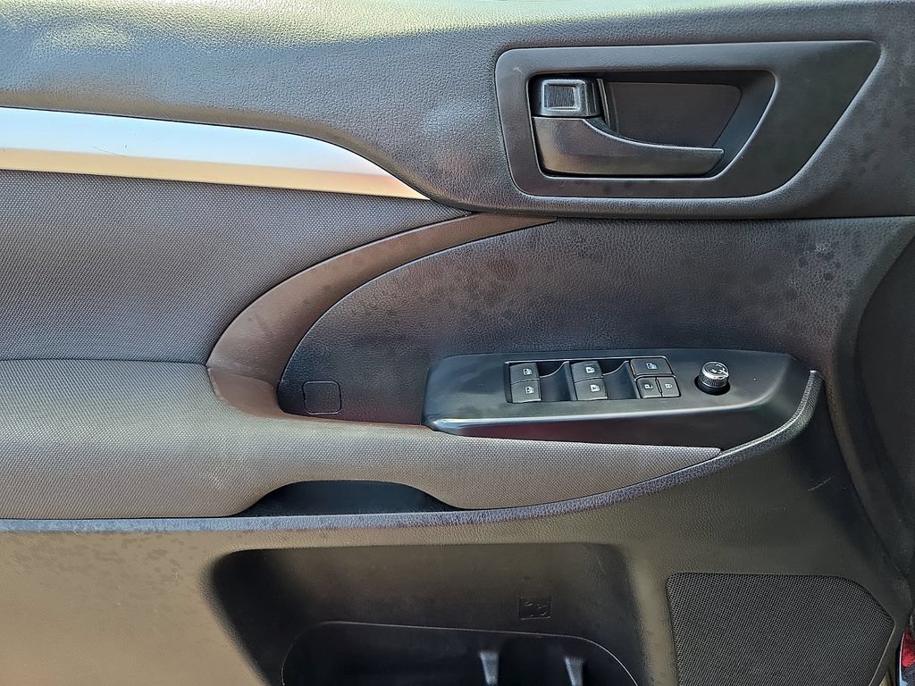Used 2014 Toyota Highlander LE AWD/4WD image 14