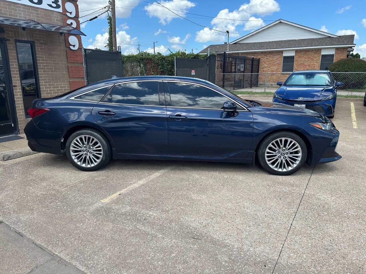 Used 2019 Toyota Avalon Limited w/ Advanced Safety Package FWD image 4