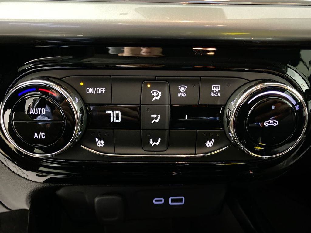 Certified 2025 Chevrolet Trax LT w/ Driver Confidence Package FWD image 18