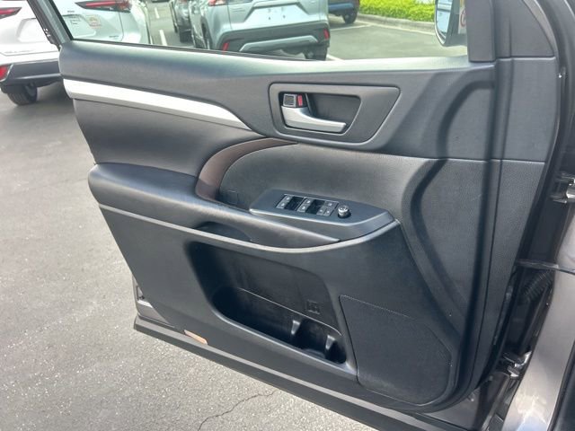 Used 2019 Toyota Highlander XLE image 27