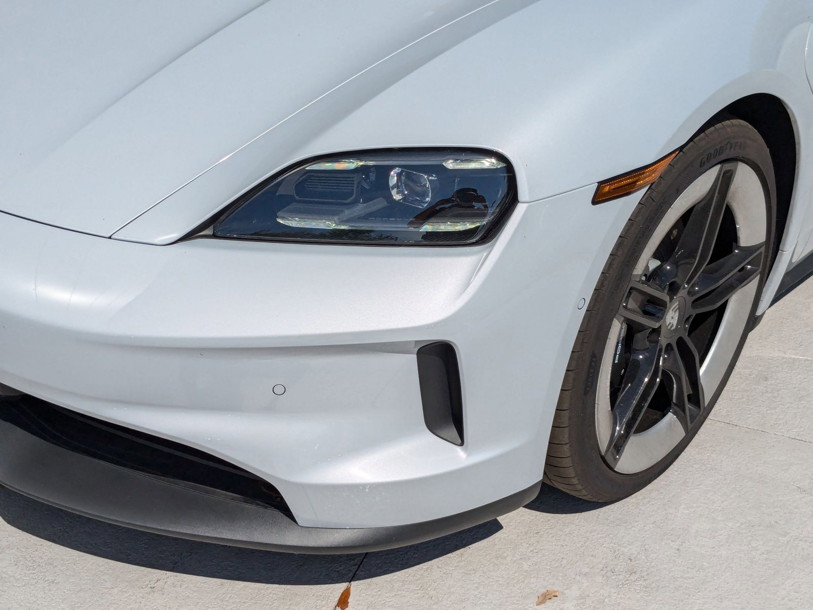 New 2025 Porsche Taycan 4S image 18