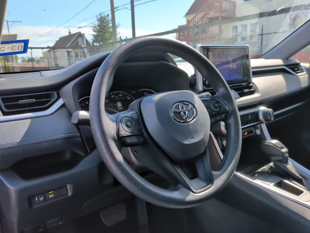 Used 2025 Toyota RAV4 XLE FWD image 23