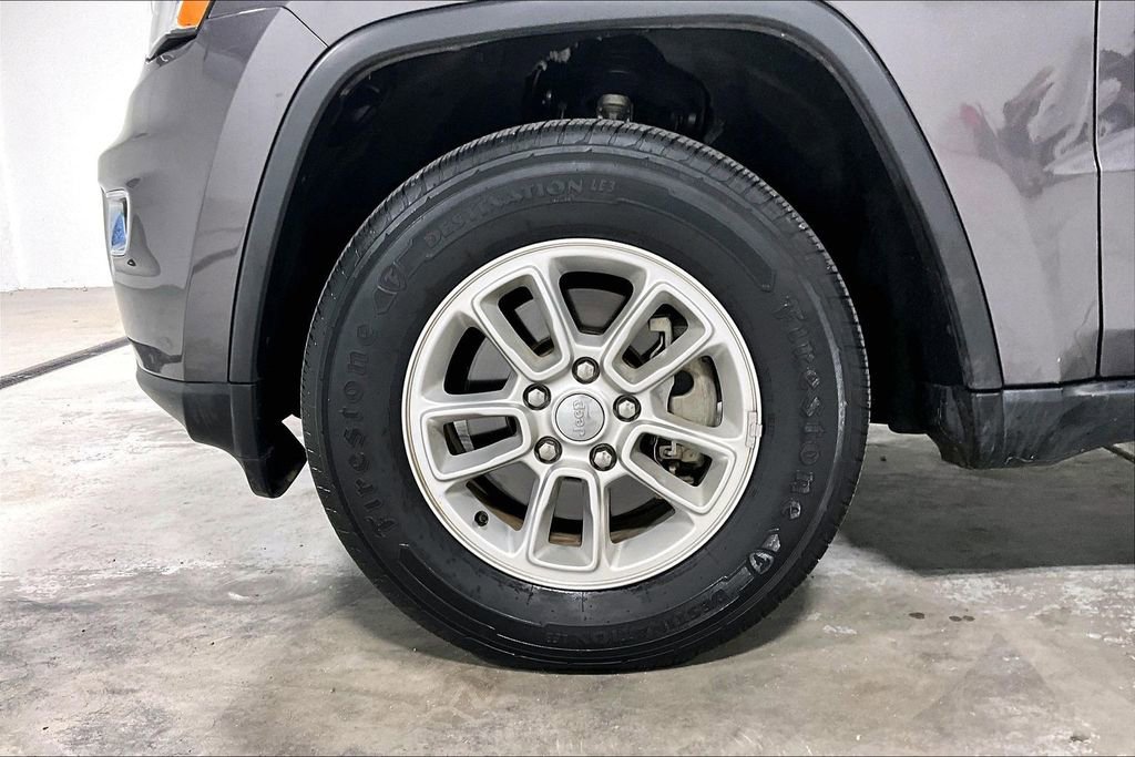 Used 2019 Jeep Grand Cherokee Laredo AWD/4WD image 11