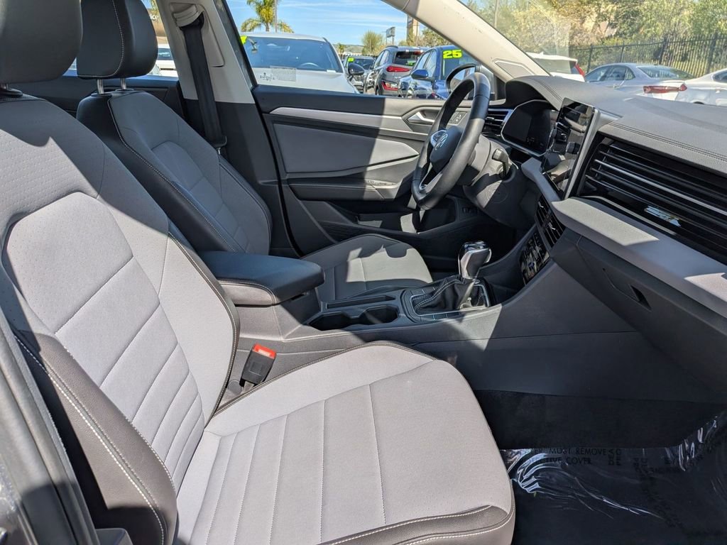 Used 2025 Volkswagen Jetta SE image 30