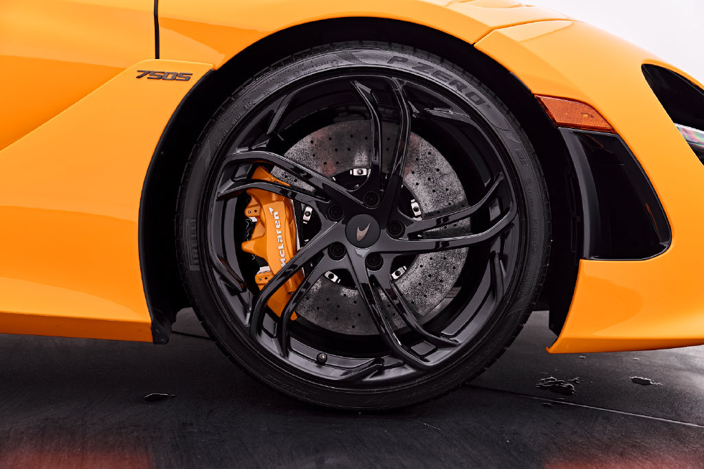 Used 2025 McLaren 750S Spider RWD image 44
