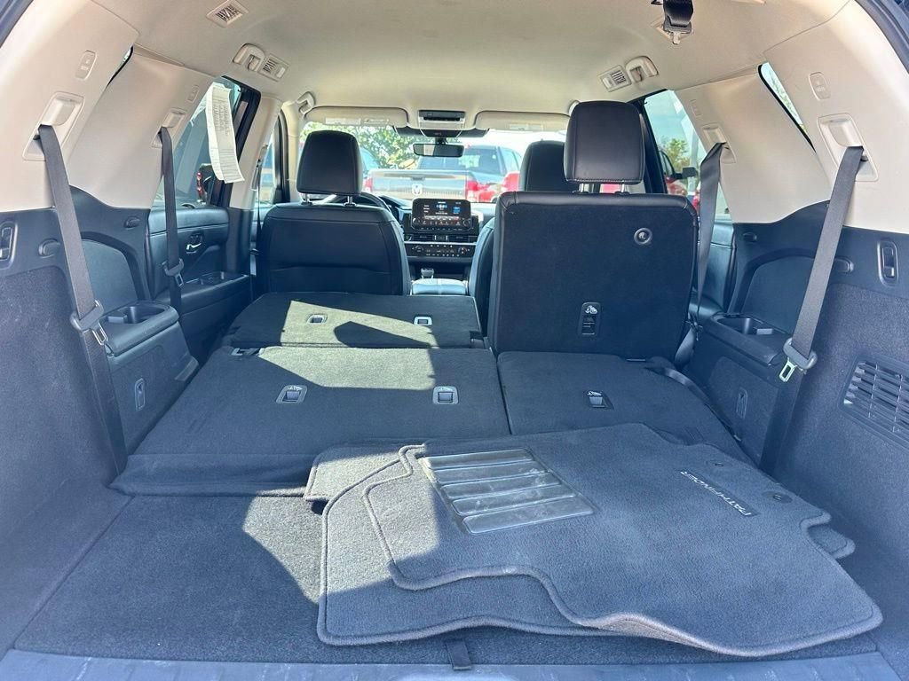Used 2025 Nissan Pathfinder SL image 9