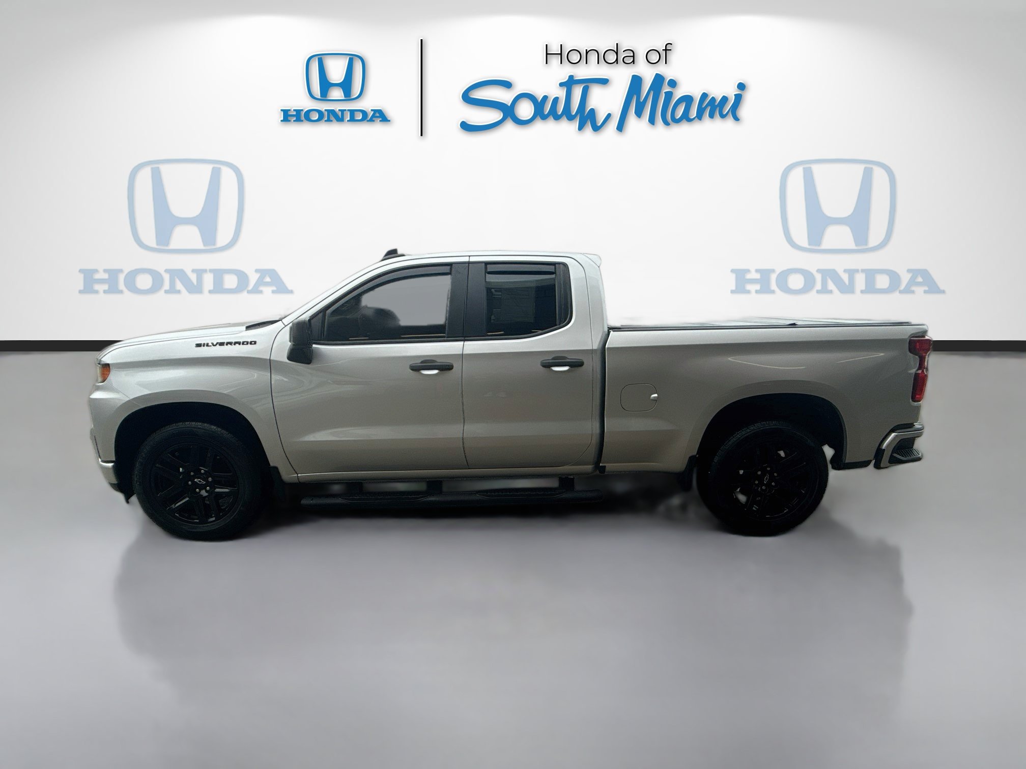 Used 2021 Chevrolet Silverado 1500 Custom w/ LPO, Blackout Package RWD image 4