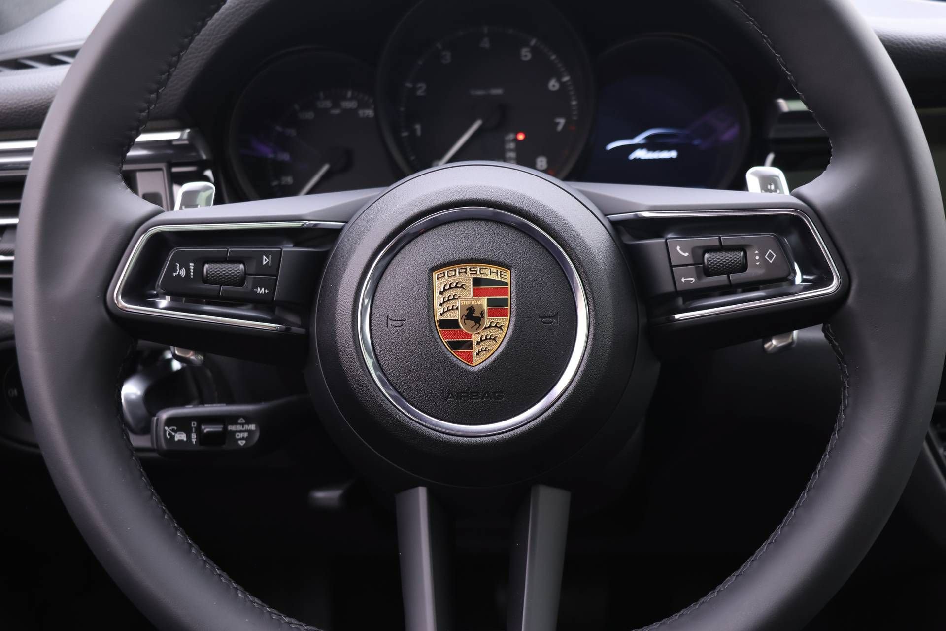 Used 2025 Porsche Macan AWD/4WD image 17