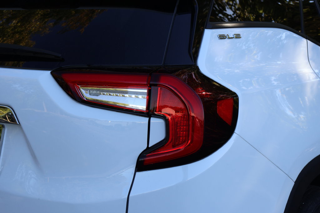 Certified 2023 GMC Terrain SLE w/ Driver Convenience Package FWD image 9