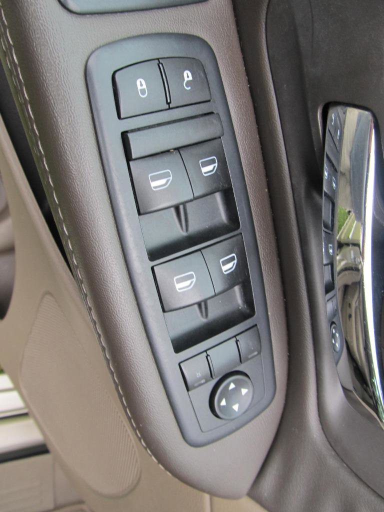 Used 2016 Chrysler Town & Country Touring-L image 22