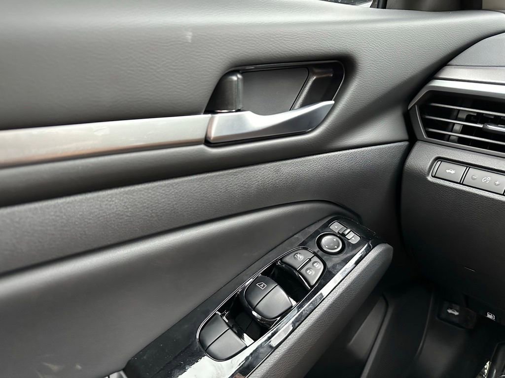 New 2025 Nissan Altima 2.5 SR image 11