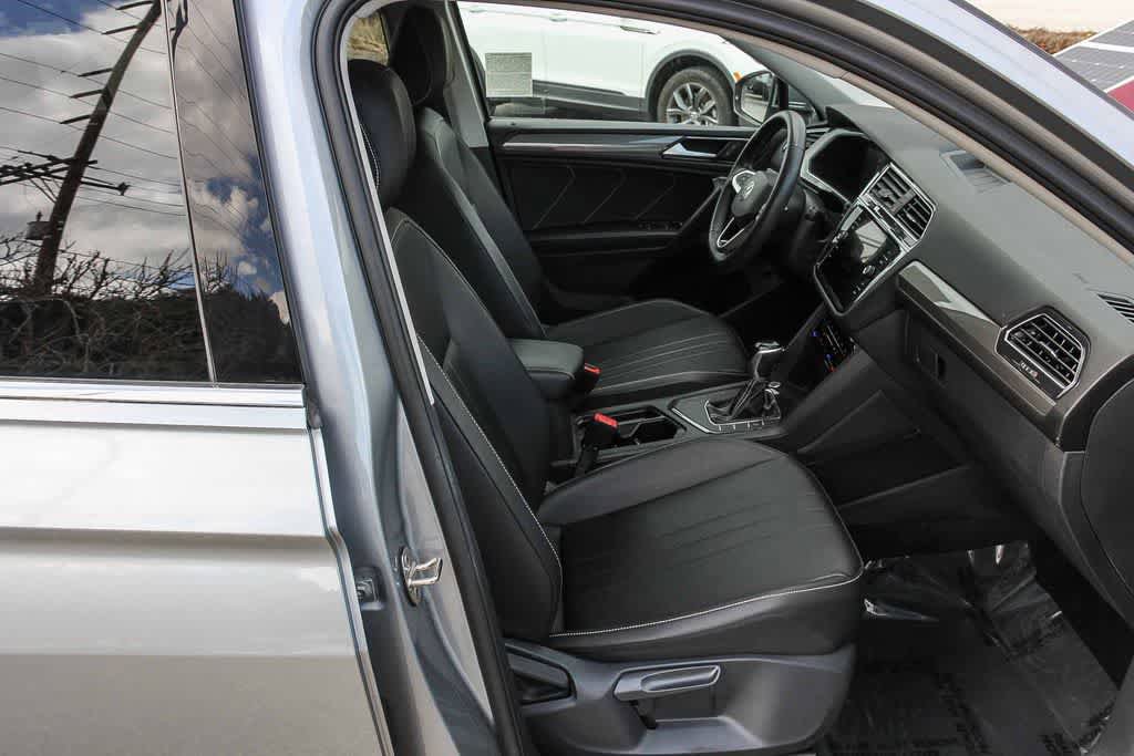 Used 2022 Volkswagen Tiguan SE w/ Panoramic Sunroof Package image 18