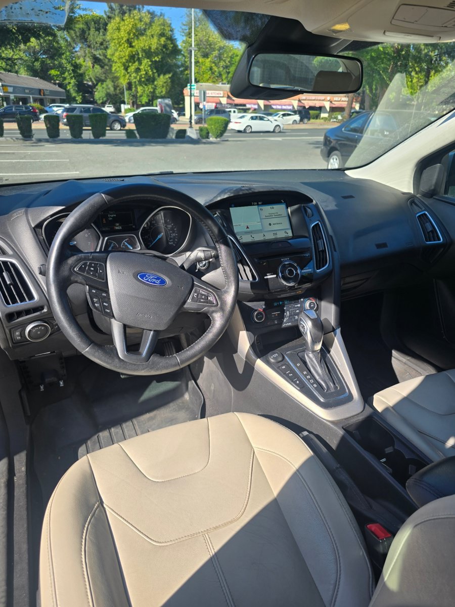 Used 2018 Ford Focus Titanium w/ Titanium Technology Package FWD image 6