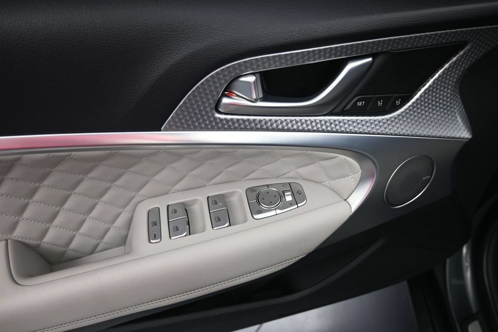 Used 2022 Genesis G70 3.3T RWD image 11
