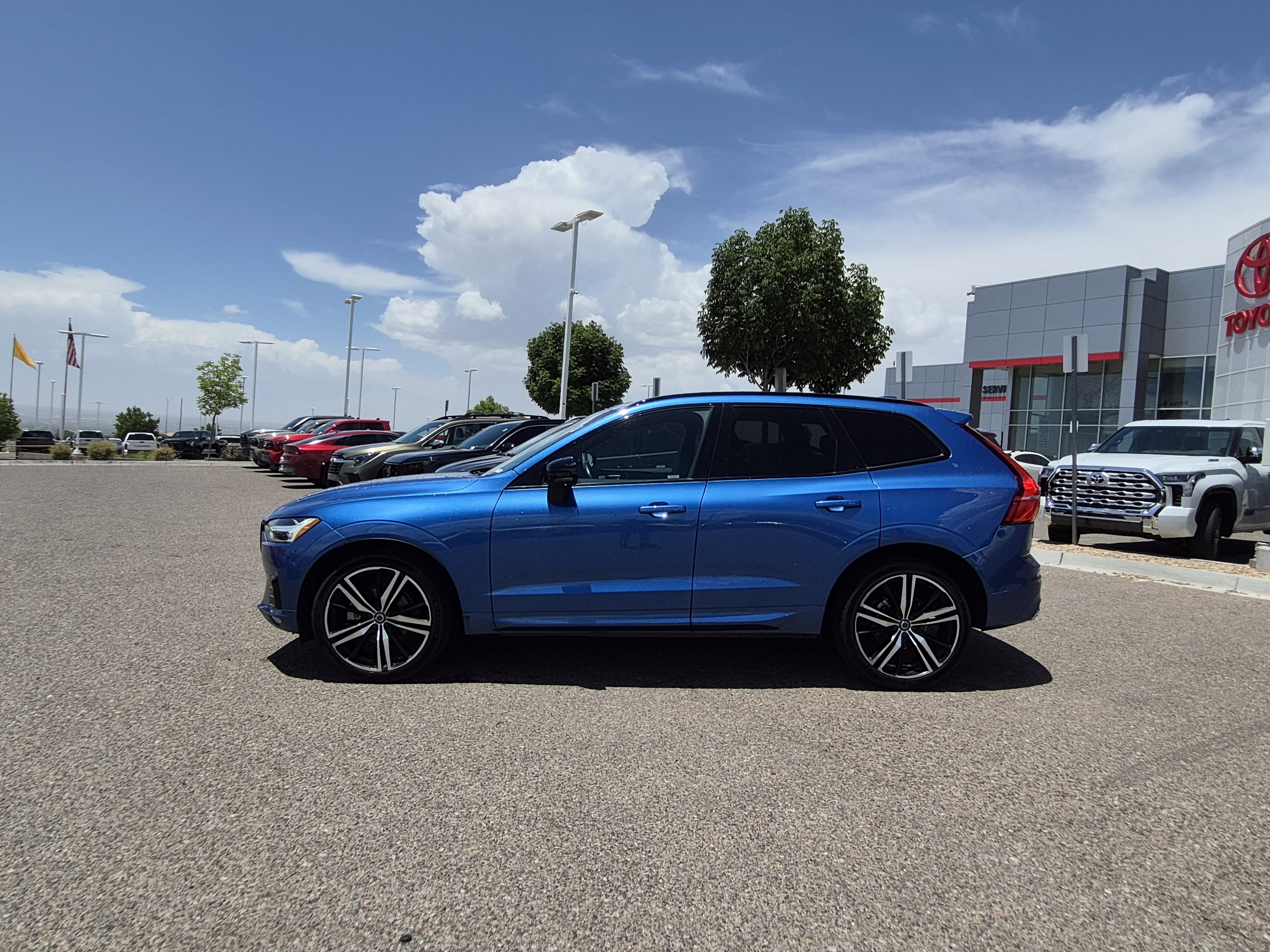 Used 2021 Volvo XC60 T5 R-Design AWD/4WD image 2