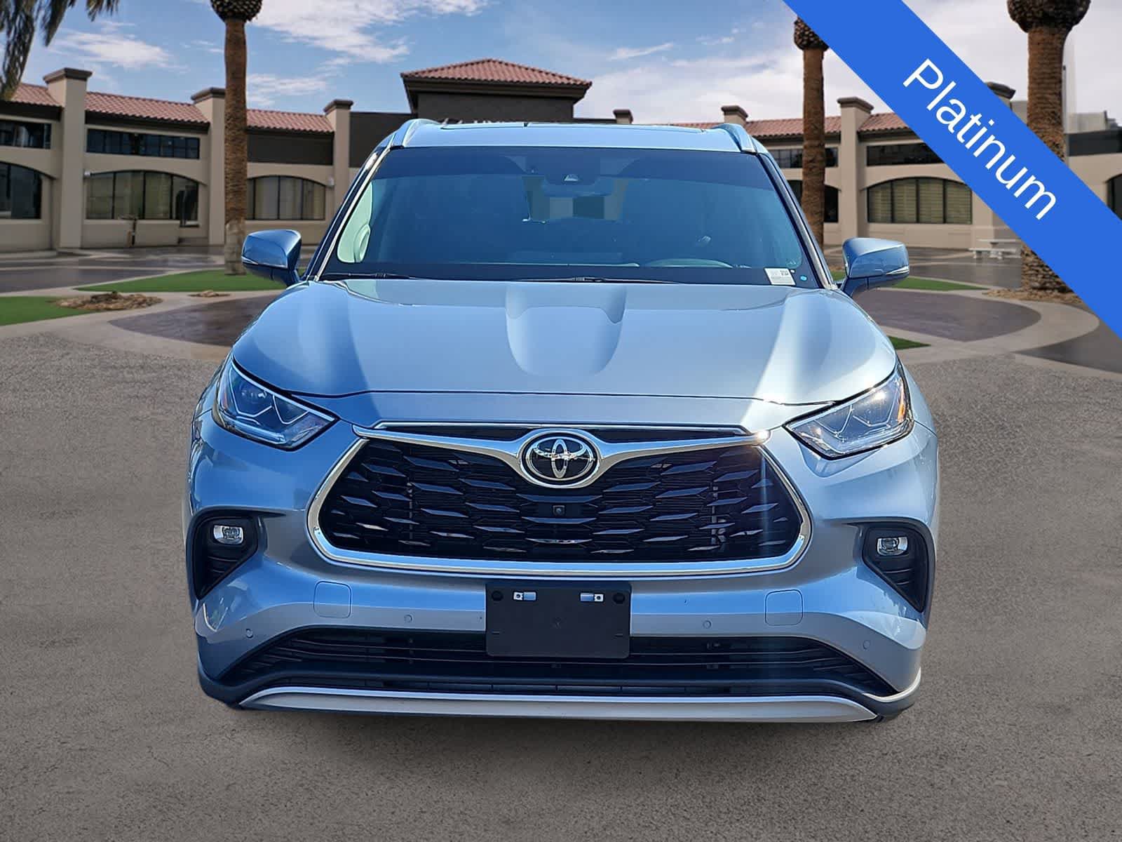 Used 2023 Toyota Highlander Platinum FWD image 3