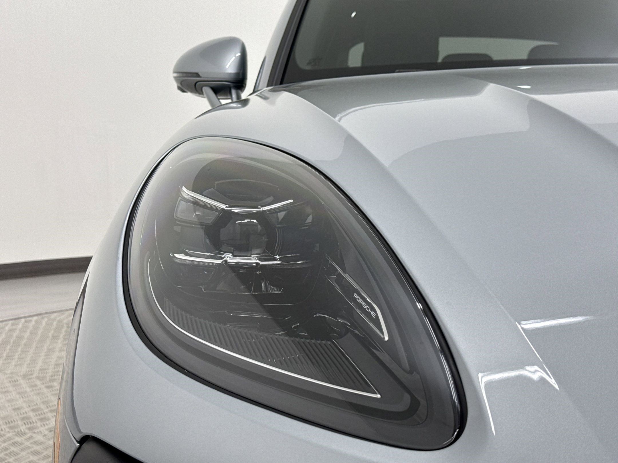 Used 2025 Porsche Macan AWD/4WD image 12