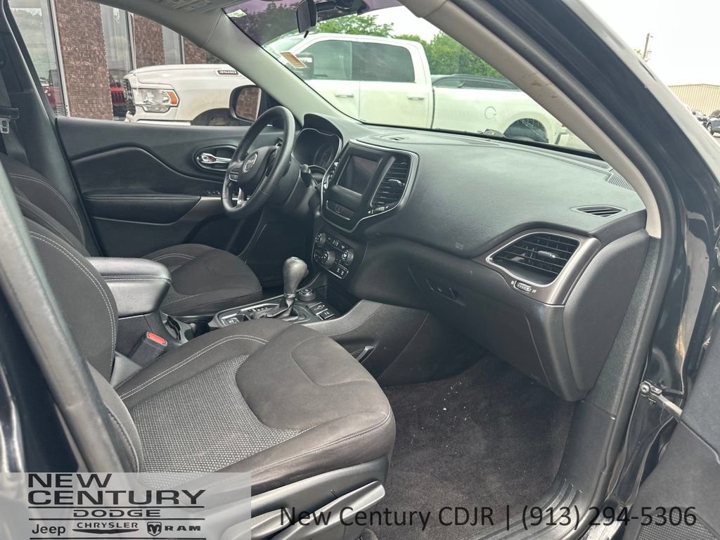 Used 2019 Jeep Cherokee Latitude w/ Popular Appearance Group AWD/4WD image 9