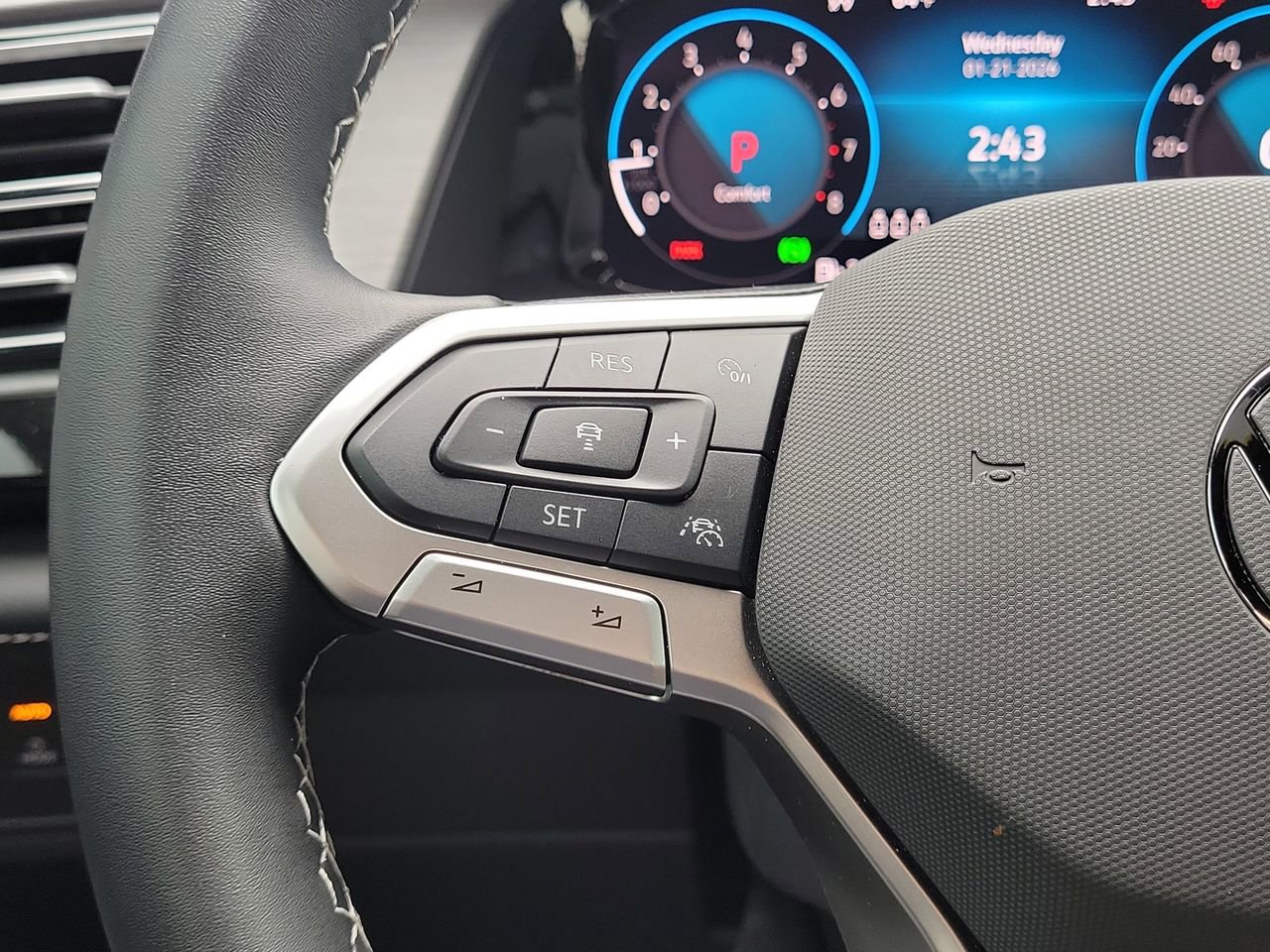 Used 2025 Volkswagen Atlas Cross Sport SE image 28