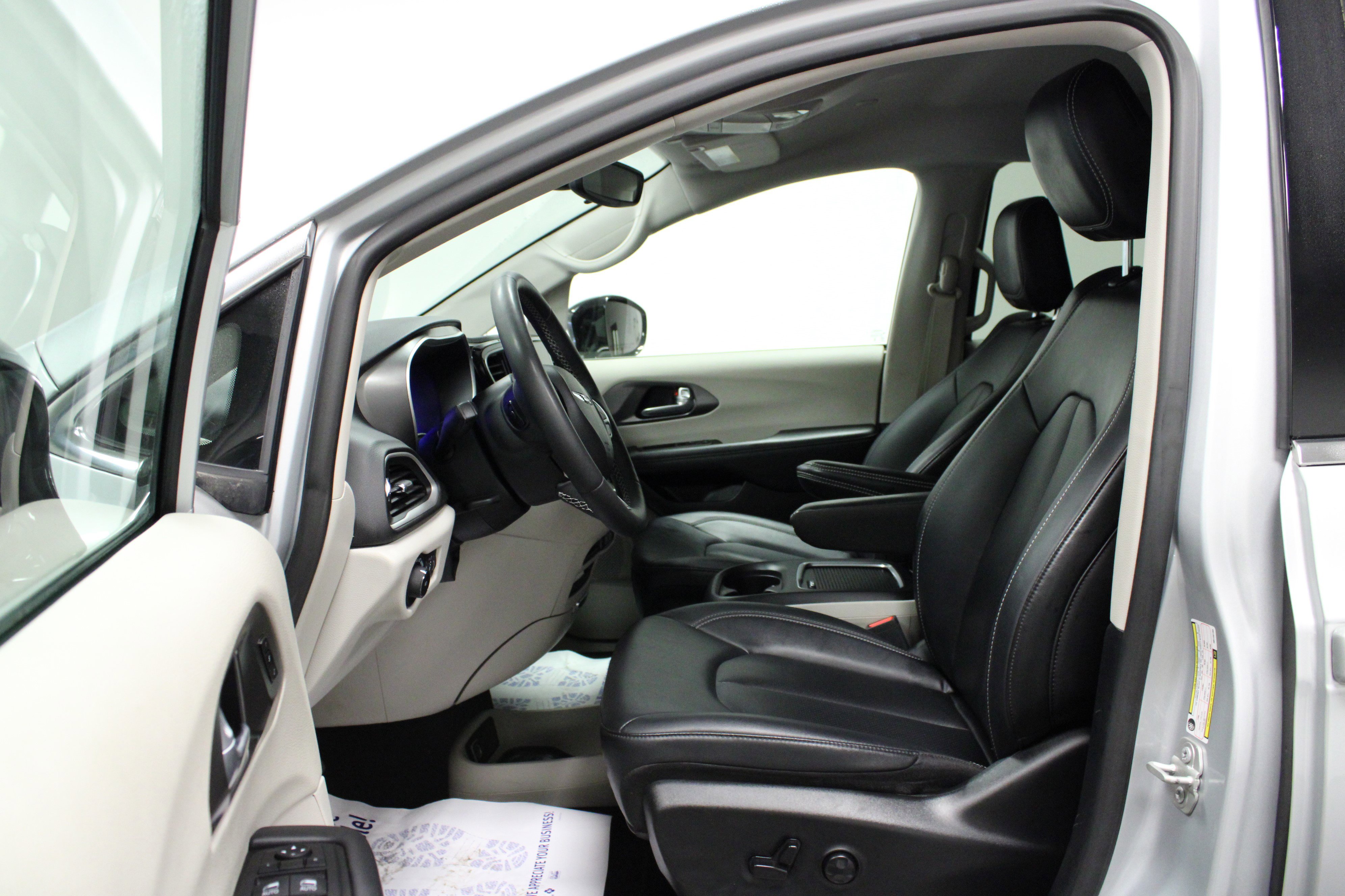 Used 2024 Chrysler Pacifica Touring-L image 12