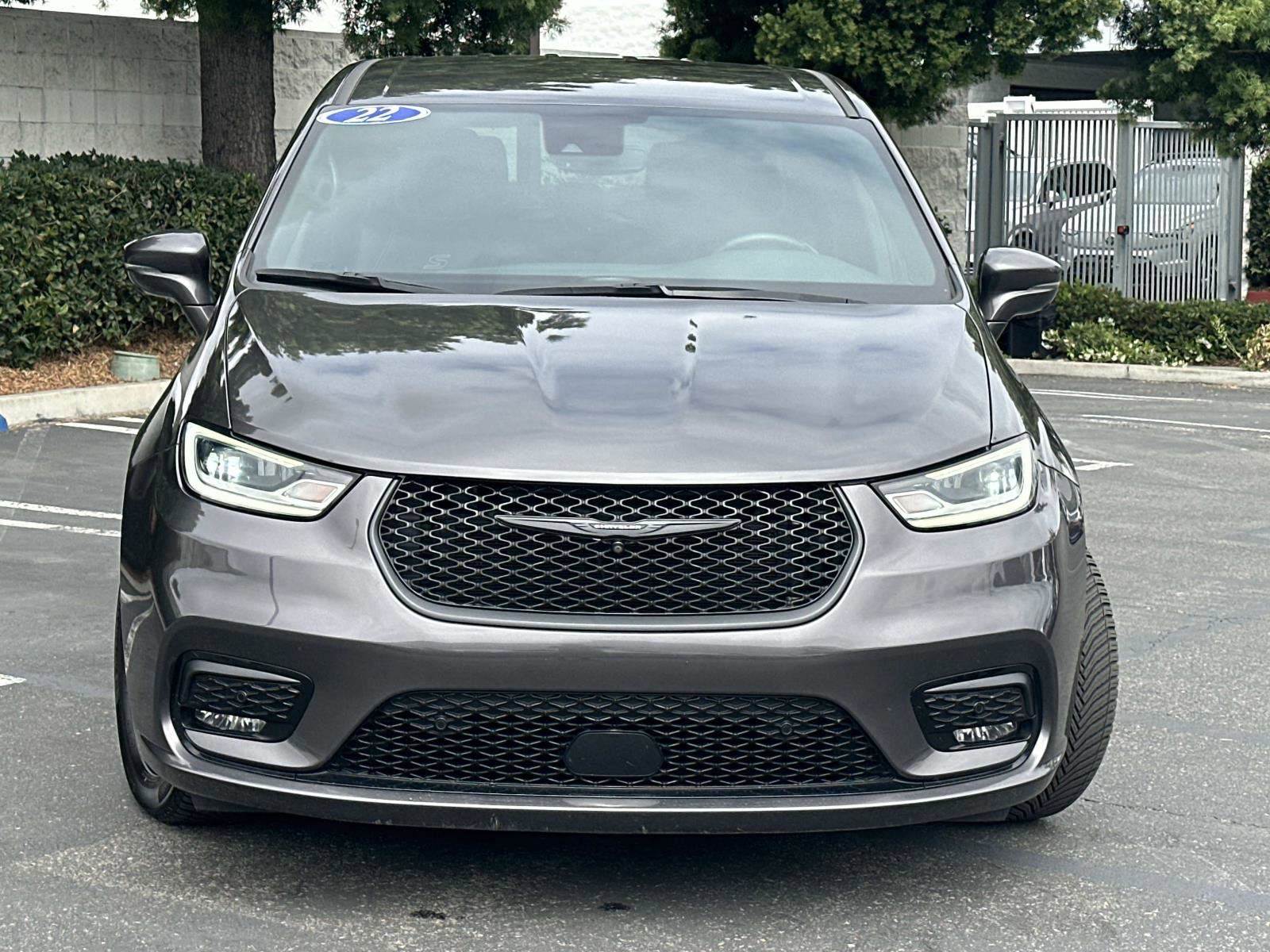 Used 2022 Chrysler Pacifica Touring-L w/ Uconnect Theater Family Group image 2