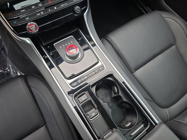 Used 2018 Jaguar XF Premium image 27