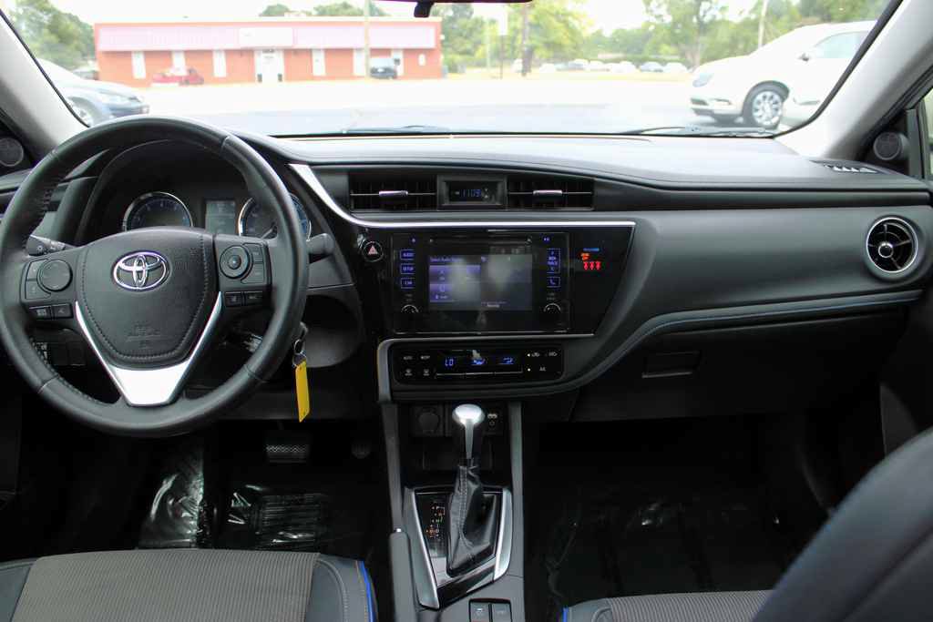Used 2019 Toyota Corolla SE FWD image 11