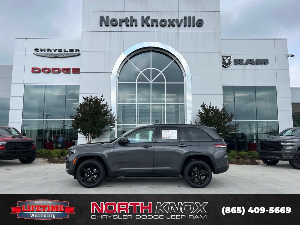 Used 2025 Jeep Grand Cherokee Altitude AWD/4WD image 2