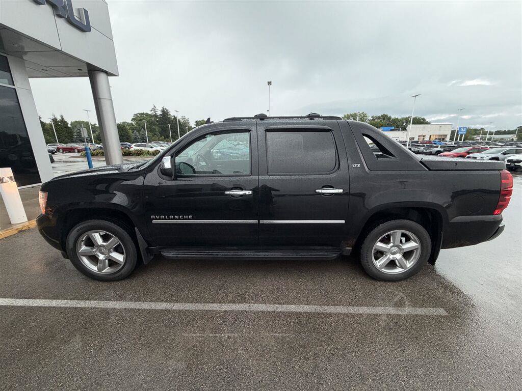 Used 2012 Chevrolet Avalanche LTZ AWD/4WD image 17