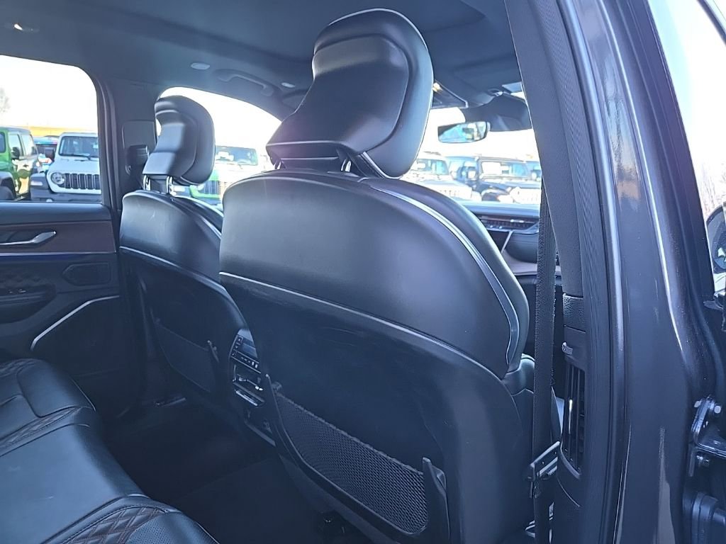 Used 2025 Jeep Grand Cherokee Summit AWD/4WD image 89