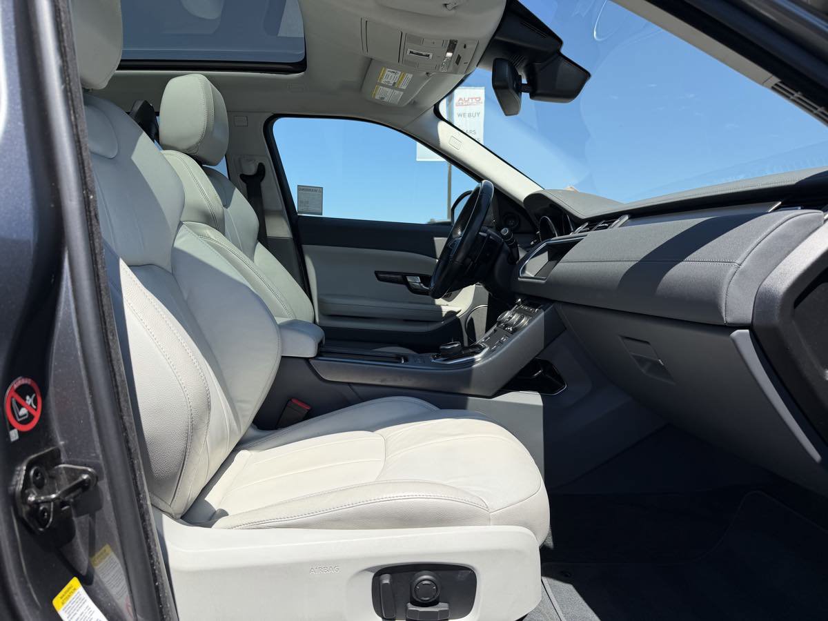 Used 2019 Land Rover Range Rover Evoque SE AWD/4WD image 17
