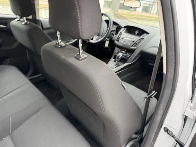 Used 2018 Ford Focus SE w/ SE Appearance Package image 16