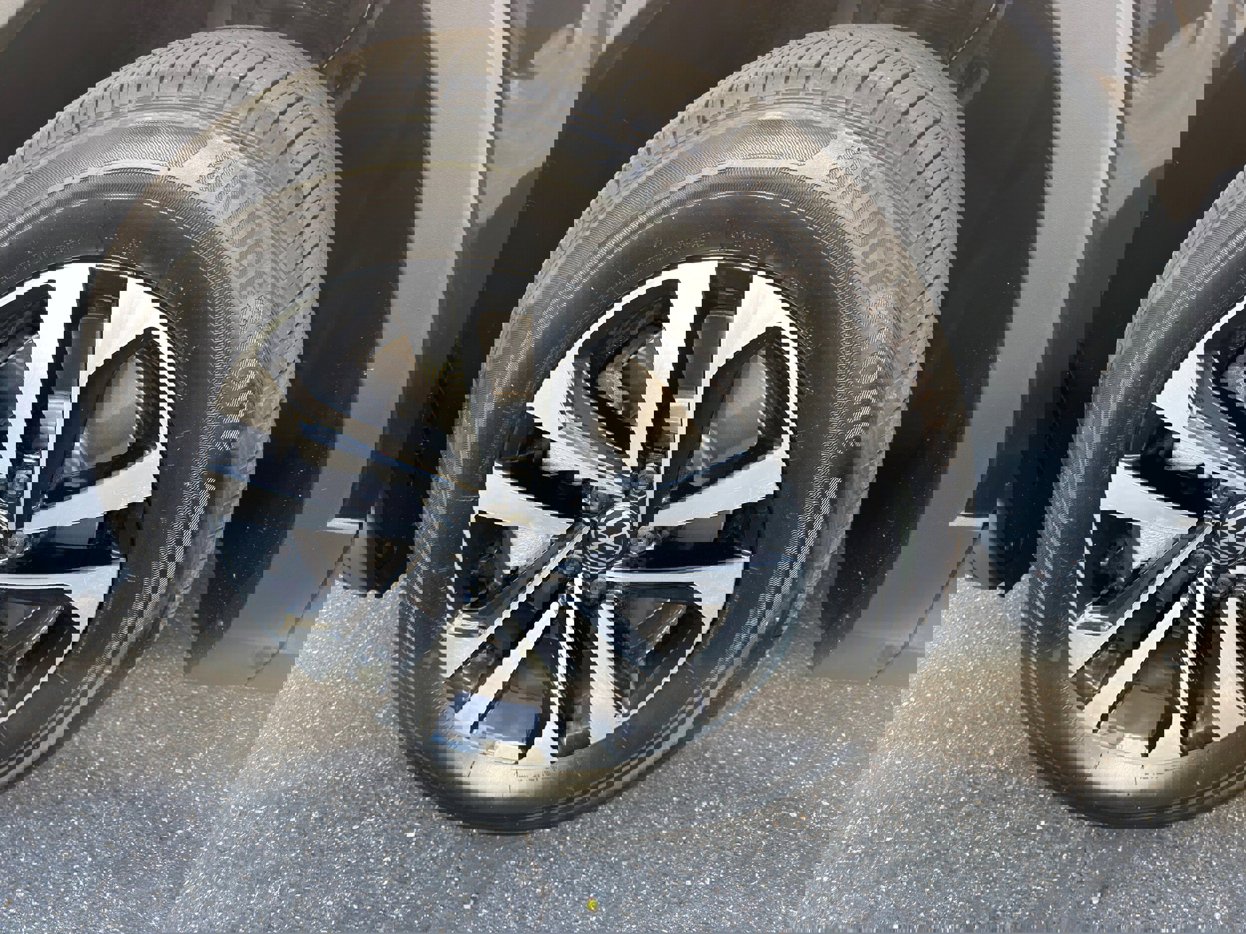 Used 2024 Volkswagen Tiguan S image 39