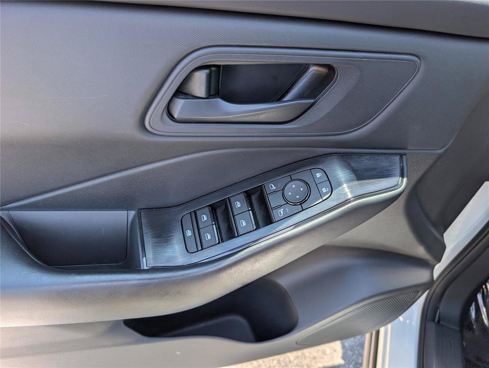 Used 2024 Nissan Rogue S AWD/4WD image 18