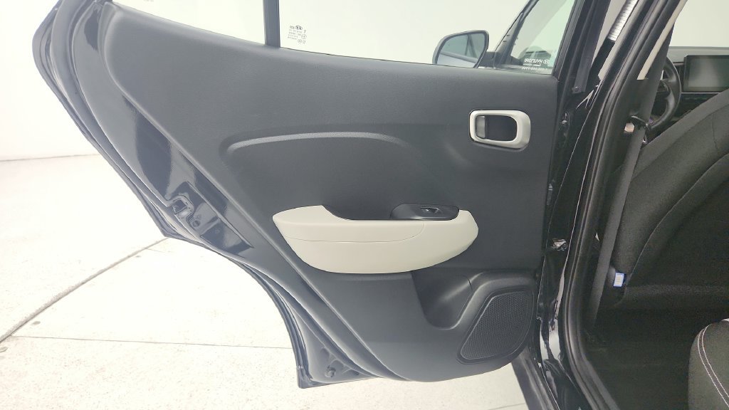 Used 2025 Hyundai Venue SEL FWD image 24