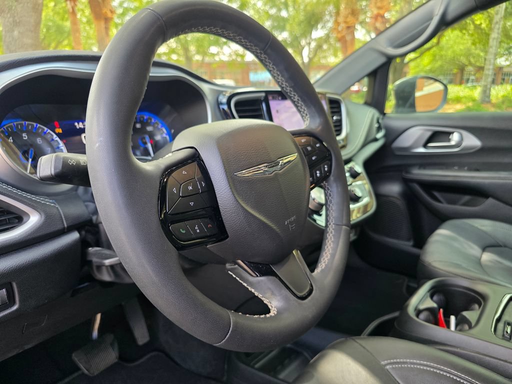 Used 2022 Chrysler Pacifica Touring-L w/ S Appearance Package FWD image 14