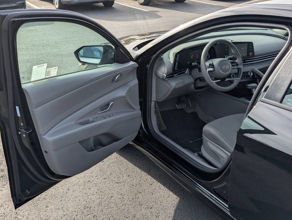 Certified 2025 Hyundai Elantra Sport FWD image 30