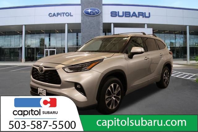Used 2022 Toyota Highlander XLE AWD/4WD image 7