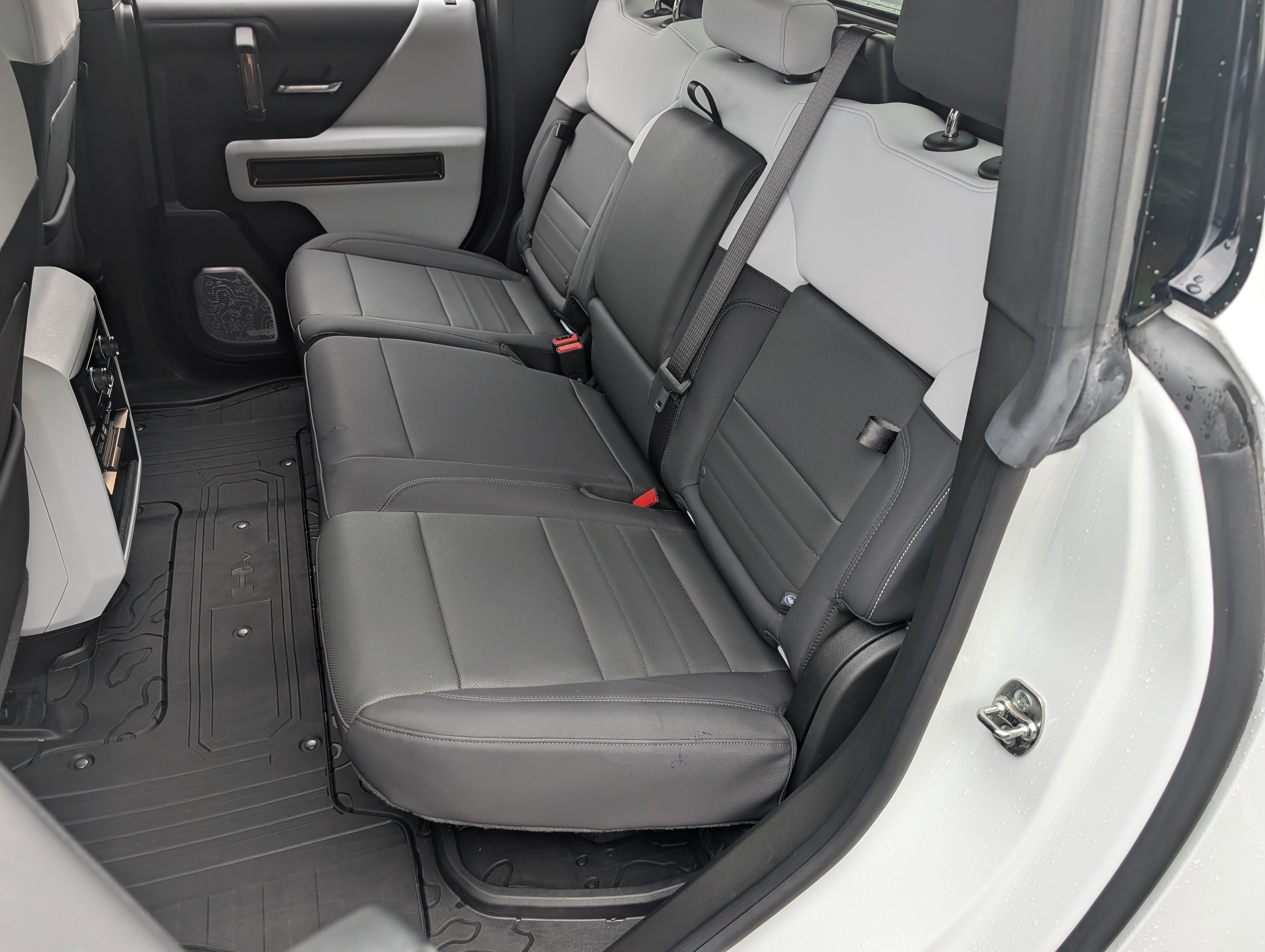 Used 2025 GMC Hummer EV 2X w/ LPO, Sport Package AWD/4WD image 18