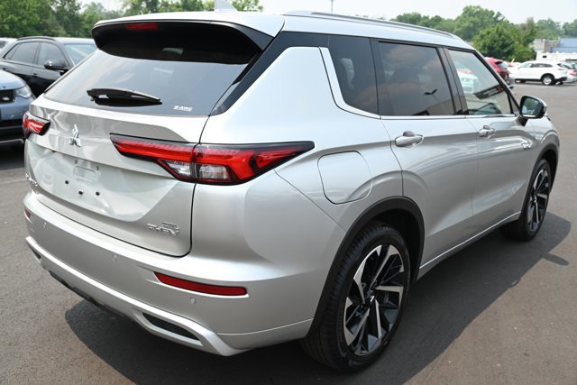 New 2023 Mitsubishi Outlander SEL image 2
