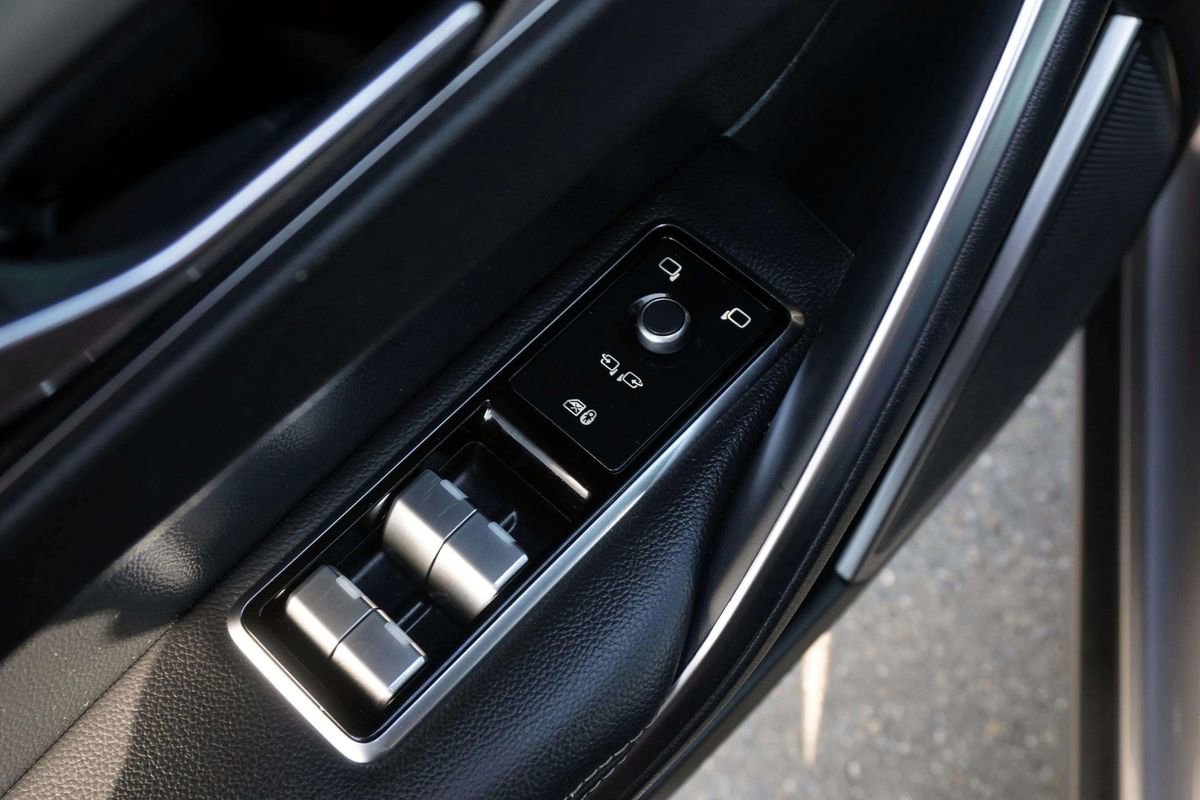 Used 2024 Jaguar F-PACE R-Dynamic S image 15