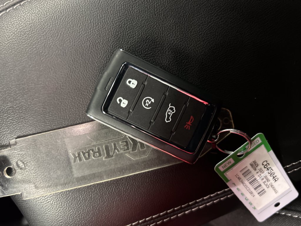 Used 2025 Jeep Grand Cherokee Laredo X w/ Luxury Tech Group I AWD/4WD image 22