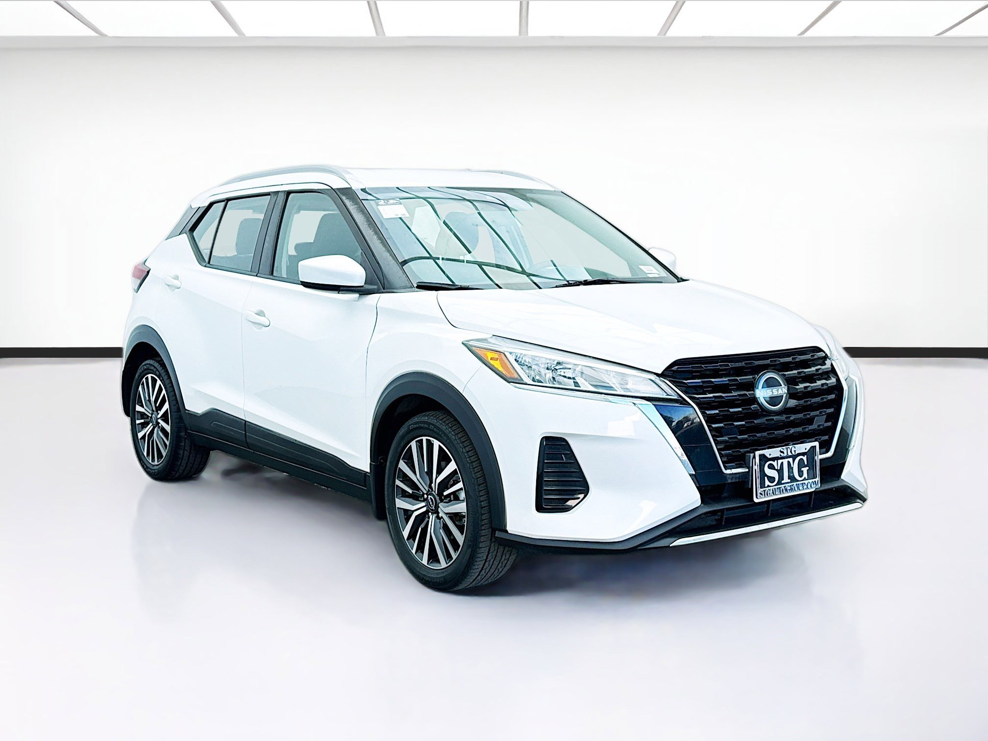 Used 2022 Nissan Kicks SV image 3